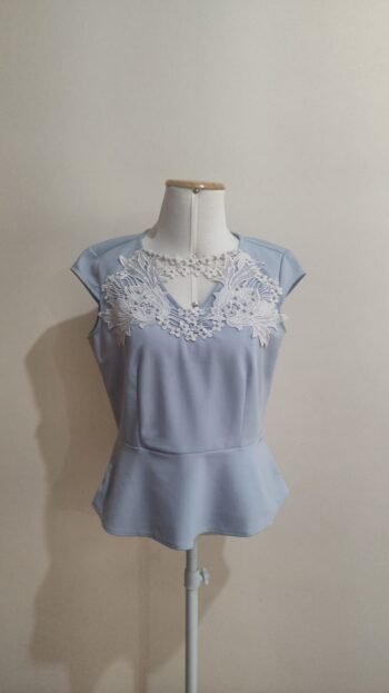 Blusa Azul Bebê com Bordados e Peplum